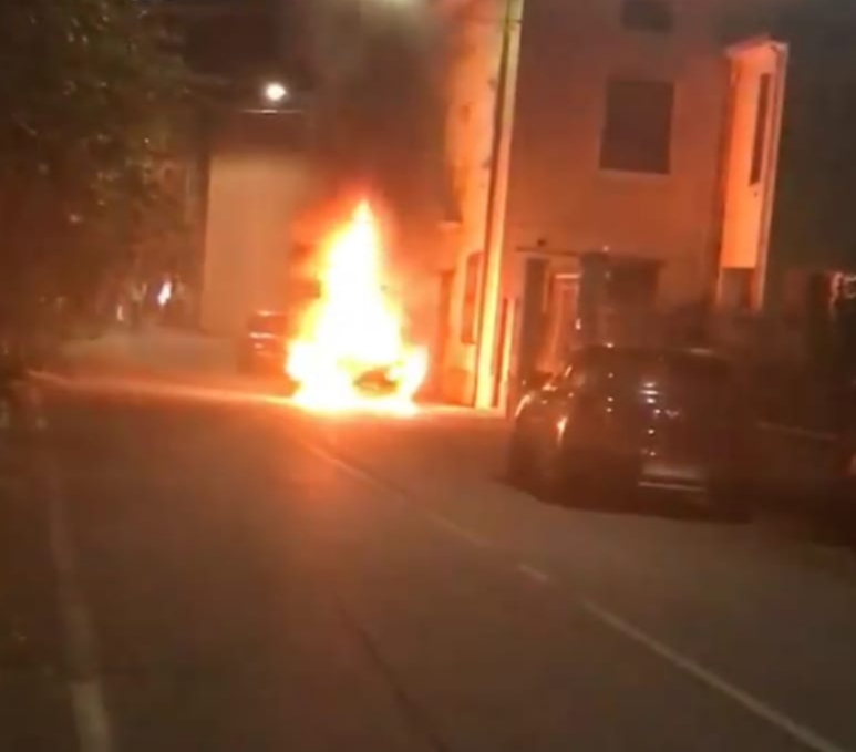 Auto in fiamme nel centro di Provaglio - Brescia Settegiorni